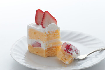 白バックで撮影したイチゴのショートケーキ