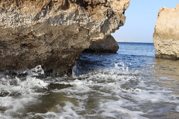 Obraz premium waves near the rocks