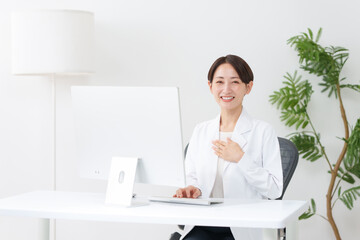 女性医師　オンライン