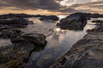 夕暮れ時の城ヶ島の地磯