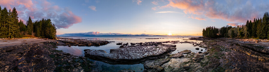 Obraz premium Stunning Sunset Over Vancouver Island's Rugged West Coast Seascape