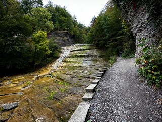 Obraz premium Waling alongside the falls (Buttermilk State Falls Park, New York, USA)