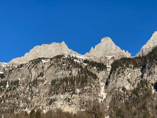 Steep rocky peaks of the Churfirsten mountain range, above Lake Walensee and the Swiss town of Walenstadtberg (Die steilen Felsgipfel der Churfirstengruppe oberhalb des Walensees, Schweiz)