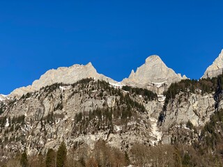 Steep rocky peaks of the Churfirsten mountain range, above Lake Walensee and the Swiss town of Walenstadtberg (Die steilen Felsgipfel der Churfirstengruppe oberhalb des Walensees, Schweiz)