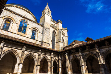 Obraz premium Western and Northern Galleries of the Cloister of Saint-Etienne Cathedral in Cahors, a skillful blend of Romanesque and Gothic architecture