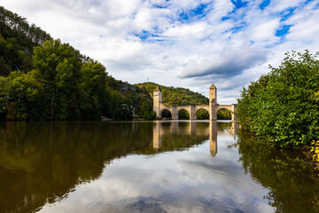 Naklejka premium Valentré Bridge crossing the Lot River in Cahors
