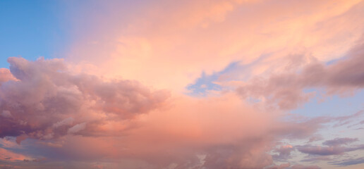 Fototapeta premium A beautiful sky with pink clouds. The sky is very clear and the clouds are very fluffy
