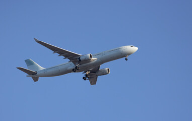 Avion sortant train d'atterrissage, jour, horizontal
