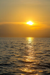 Obraz premium Sunrise over the calm Ocean - a morning in Asia