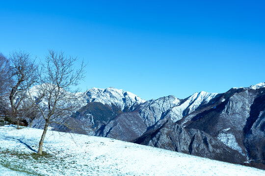 montagne lontane innevate
