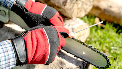 Maste on sharpening chains sharpens cap on a chainsaw