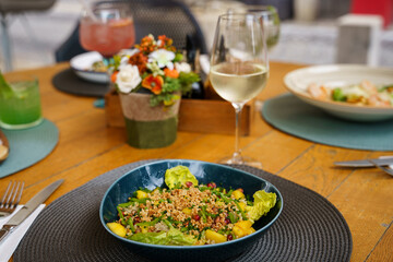 Quinoa and mango salad with white wine