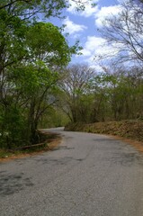 En Aragua podemos encontrar muchas carreteras secundarias,son las que nos acercan a los pequeños centros de produccion.