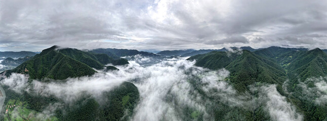 Fototapeta premium 하늘에서 본 웅장한 산과 구름
