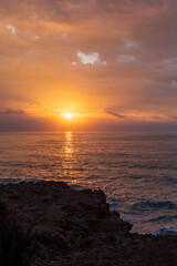 Sonnenaufgang am Mittelmeer im Naturpark Serra d'Irta bei Alcossebre, Provinz Castellón, Autonome Gemeinschaft Valencia, Spanien