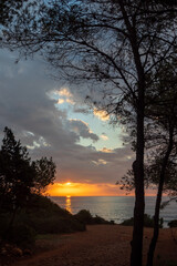 Sonnenaufgang am Mittelmeer im Naturpark Serra d'Irta bei Alcossebre, Provinz Castellón, Autonome...