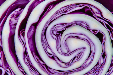Obraz premium Spiral arrangement of vibrant purple cabbage reveals intricate design