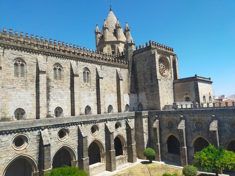 Catedral Bas&iacute;lica de Nuestra Se&ntilde;ora de la Asunci&oacute;n (en portugu&eacute;s: Bas&iacute;lica S&eacute; Catedral de Nossa Senhora da Assun&ccedil;&atilde;o) es la catedral de la arquidi&oacute;cesis de &Eacute;vora