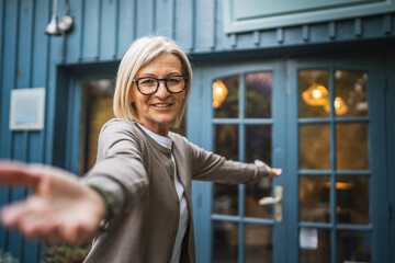 Fototapeta premium Self portrait of beautiful mature woman entrepreneur show her cafe