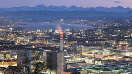 Blick auf die Stadt Zürich bei Nacht, Stadtpanorama in der späten Abenddämmerung. Zürichsee und...