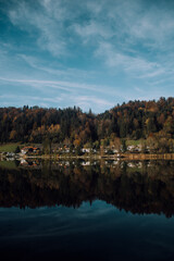 Herbstliches deutsches Dorf am Fluss