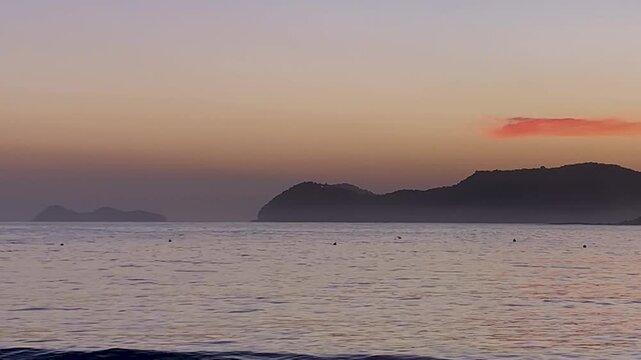Final de tarde com mar tranquilo e vista para a ilha chamada As Ilhas &agrave; esquerda e a "cabe&ccedil;a da baleia", montanha situada na praia da Baleia, &agrave; direita.