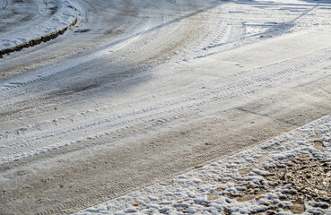 Reifenspuren im Schnee