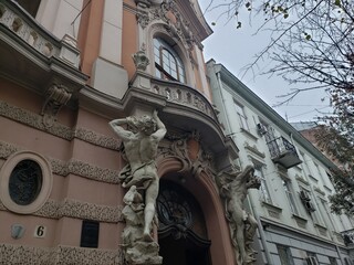 Obraz premium facade of a historic building in the city