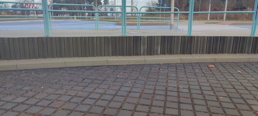 Betonowa palisada na ulicy. © WalDec