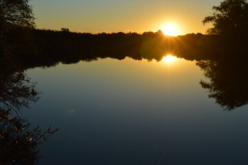 Obraz premium atardecer en a laguna