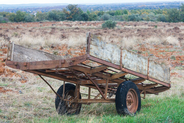 Vieille remorque &agrave; pneus