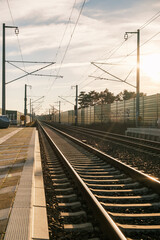 Naklejka premium Bahnsteig und leere Gleise