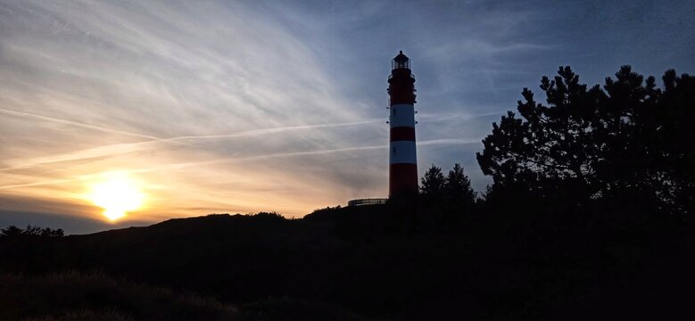 Sonnenuntergang mit Leuchtturm