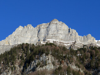 Steep rocky peaks of the Churfirsten mountain range, above Lake Walensee and the Swiss town of Walenstadtberg (Die steilen Felsgipfel der Churfirstengruppe oberhalb des Walensees, Schweiz)