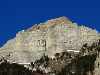 Steep rocky peaks of the Churfirsten mountain range, above Lake Walensee and the Swiss town of Walenstadtberg (Die steilen Felsgipfel der Churfirstengruppe oberhalb des Walensees, Schweiz)