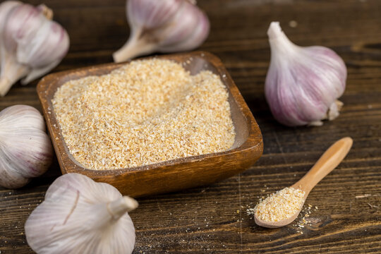 dried crushed garlic fruits for cooking