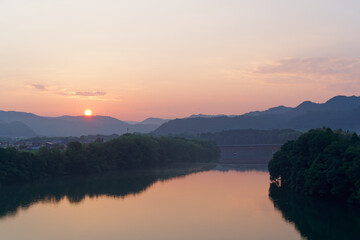 岐阜県八百津町　稲葉城公園から見る木曽川と日の出