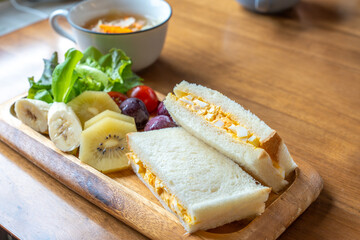 卵のサンドイッチのある朝食