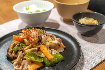 豚肉と野菜の炒め物定食