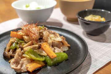 豚肉と野菜の炒め物定食