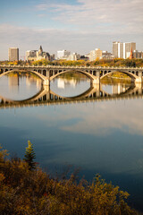 Obraz premium A bridge spans a river with a city in the background