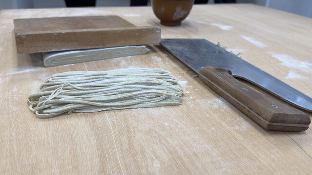 蕎麦打ち教室　そば切り包丁で蕎麦切り