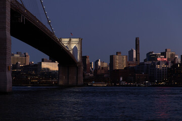 Fototapeta premium Brooklyn Bridge and city skyline views at dusk