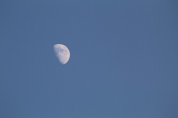 Księżyc w dzień