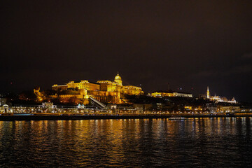 Obraz premium Night View of Castle and Danube River in Budapest