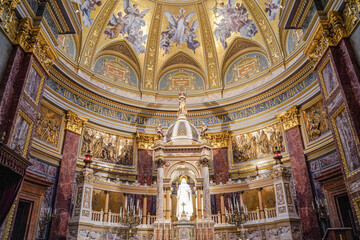 Obraz premium Elaborate Altar in a Decorative Basilica