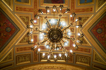 Obraz premium Golden Elegance Illuminating Ornate Ceilings