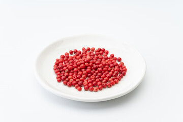 お皿に入ったピンクペッパー