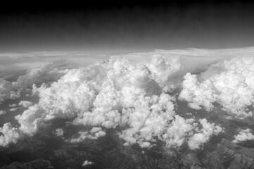 Obraz premium The sky is filled with clouds, creating a moody atmosphere