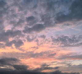 Obraz premium Pink and cloudy sunset